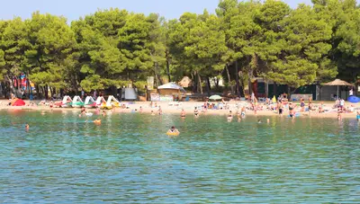 Chorvátsko - Vodice - pohľad z mora na pláž Chorvátsko - Vodice - pohľad z mora na pláž