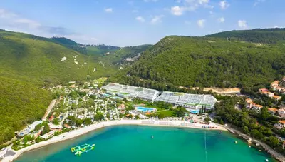 Chorvátsko - Istria - Rabac - hotel Narcis - pohľad na záliv Maslinica Chorvátsko - Istria - Rabac - hotel Narcis - pohľad na záliv Maslinica