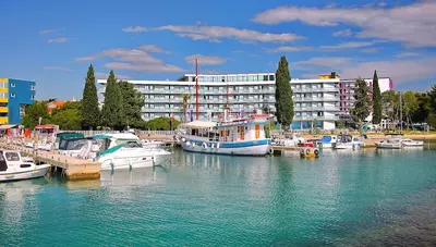 Chorvátsko - Biograd na Moru - hotel Ilirija - pohľad od mora Chorvátsko - Biograd na Moru - hotel Ilirija - pohľad od mora