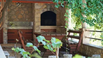 Chorvátsko - Omiš - Nemira - apartmány Mateo Andrea - gril s posedením Chorvátsko - Omiš - Nemira - apartmány Mateo Andrea - gril s posedením