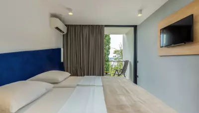 Chorvátsko - Crikvenica - Holiday Resort Ad Turres - izba s balkónom Chorvátsko - Crikvenica - Holiday Resort Ad Turres - izba s balkónom