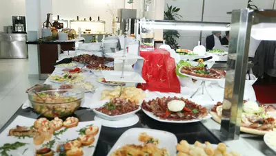 Chorvátsko - Biograd na Moru - hotel Ilirija - bufetové stoly Chorvátsko - Biograd na Moru - hotel Ilirija - bufetové stoly