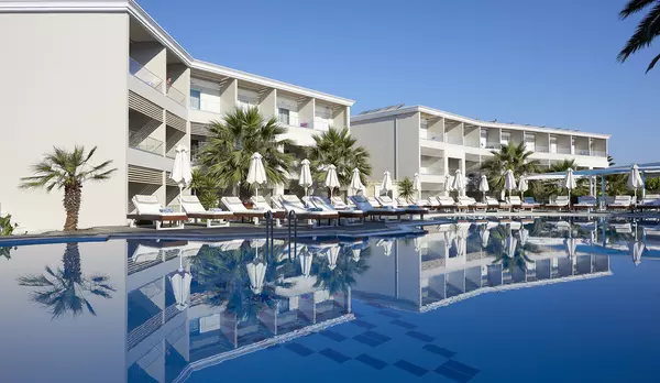 Kréta - Georgioupolis - Mythos Palace Resort & Spa - hlavná budova s bazénom