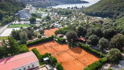 Chorvátsko - Istria - Rabac - hotel Mimosa Lido Palace - tenisové kurty Chorvátsko - Istria - Rabac - hotel Mimosa Lido Palace - tenisové kurty