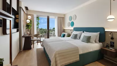 Chorvátsko - o.Rab - Suha Punta - Arba Resort - izbana parkovú stranu Chorvátsko - o.Rab - Suha Punta - Arba Resort - izbana parkovú stranu