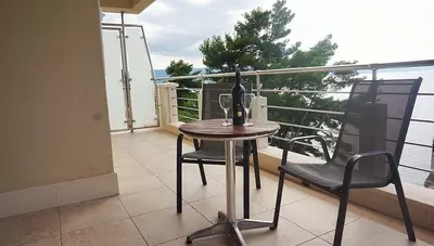 Chorvátsko - Omiš - Nemira - apartmány Mateo Andrea - balkón s posedením Chorvátsko - Omiš - Nemira - apartmány Mateo Andrea - balkón s posedením