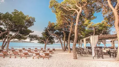 Chorvátsko - Vodice - hotel Punta - pláž Chorvátsko - Vodice - hotel Punta - pláž