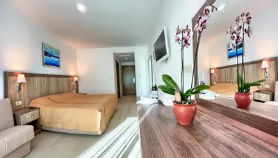 Chorvátsko - Gradac - hotel Nano - dvojlôžková izba s dvomi prístelkami Chorvátsko - Gradac - hotel Nano - dvojlôžková izba s dvomi prístelkami