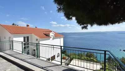 Chorvátsko - Omiš - Mimice - villa Kennedy - terasa vedľa domu