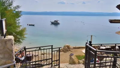 Chorvátsko - Omiš - apartmán Pasa - pláž Chorvátsko - Omiš - apartmán Pasa - pláž