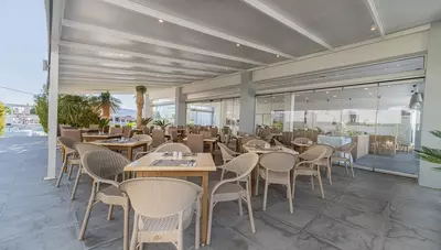 Rhodos - Pefkos - hotel Pefkos Breeze Family Resort - terasa reštaurácie Rhodos - Pefkos - hotel Pefkos Breeze Family Resort - terasa reštaurácie