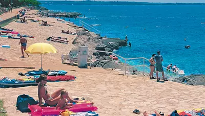Chorvátsko - Istria - Poreč - apartmány Lanterna Sunny Resort by Valamar - pláž