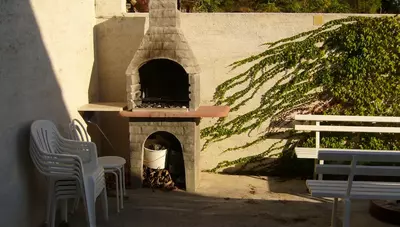 Chorvátsko - Omiš - Mimice - Villa Leon - gril s posedením