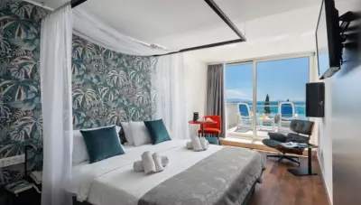 Chorvátsko - Istria - Rabac - hotel Mimosa Lido Palace - izba Deluxe orientovaná na morskú stranu Chorvátsko - Istria - Rabac - hotel Mimosa Lido Palace - izba Deluxe orientovaná na morskú stranu