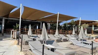 Cyprus - Ayia Napa - ležadlá na pláži Cyprus - Ayia Napa - ležadlá na pláži