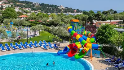 Chorvátsko - Istria - Rabac - hotel Hedera - bazén - tobogán Chorvátsko - Istria - Rabac - hotel Hedera - bazén - tobogán