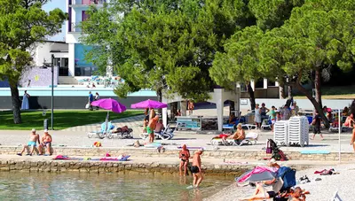 Chorvátsko - Biograd - Biograd na moru - hotel Adriatic - pláž Chorvátsko - Biograd - Biograd na moru - hotel Adriatic - pláž