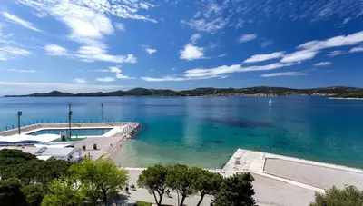 Chorvátsko - Biograd na Moru - hotel Ilirija - pláž pred hotelom Adriatic Chorvátsko - Biograd na Moru - hotel Ilirija - pláž pred hotelom Adriatic