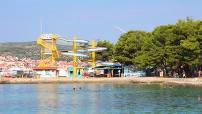 Chorvátsko - Vodice - tobogán na pláži Chorvátsko - Vodice - tobogán na pláži