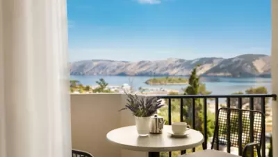 Chorvátsko - ostrov Rab - Lopar - Lopar Sunny hotel - rodinná suita - balkón