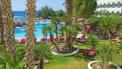 Rhodos - Lardos - Hotel Sunrise  - hotelová záhrada a bazén Rhodos - Lardos - Hotel Sunrise  - hotelová záhrada a bazén