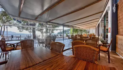 Chorvátsko - Gradac - hotel Nano - terasa s posedením Chorvátsko - Gradac - hotel Nano - terasa s posedením