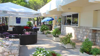 Chorvátsko - Baško Polje - Hotel Alem - terasa