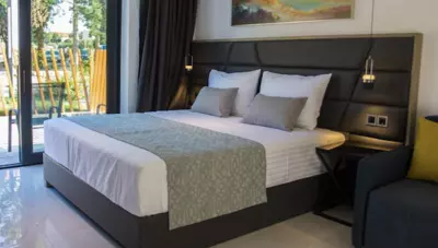 Chorvátsko - Pag - Novalja - Liberty Plaza - izba na stranu park