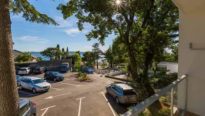 Chorvátsko - Selce - hotel Slaven - parkovanie Chorvátsko - Selce - hotel Slaven - parkovanie