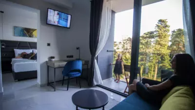 Chorvátsko - Pag - Novalja - Liberty Plaza - izba na stranu park