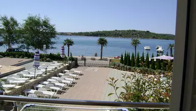 Chorvátsko - Vodice - Srima - apartmány Dalmacija Srima - pláž Chorvátsko - Vodice - Srima - apartmány Dalmacija Srima - pláž