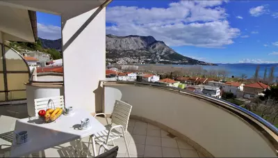 Chorvátsko - Omiš - Duće - Apartmány Gašpar - apartmán 1/6 dvojpodlažný apartmán - balkón s posedením Chorvátsko - Omiš - Duće - Apartmány Gašpar - apartmán 1/6 dvojpodlažný apartmán - balkón s posedením