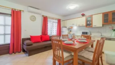 Chorvátsko - Zadar - Vir - apartmány Zeljka - apartmán na prízemí - kuchyňa s jedálňou Chorvátsko - Zadar - Vir - apartmány Zeljka - apartmán na prízemí - kuchyňa s jedálňou