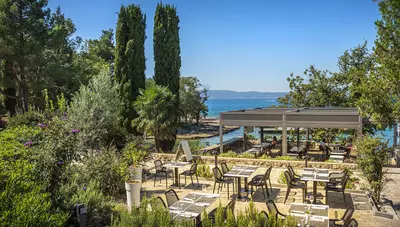 Chorvátsko - ostrov Krk - Njivice - Magal Maradiso Hotel by Aminess - terasa