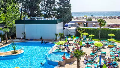 Bulharsko - Slnečné pobrežie - Grand Hotel Sunny Beach - slnečníky a ležadlá pri bazéne
