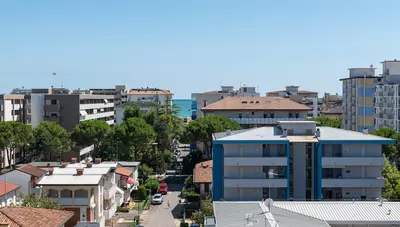 Taliansko - Bibione - Apartmány One Life Suites - výhľad zo strechy (solárium) Taliansko - Bibione - Apartmány One Life Suites - výhľad zo strechy (solárium)
