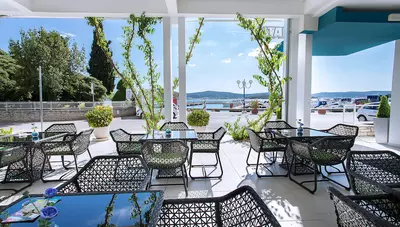 Chorvátsko - Biograd - Biograd na moru - hotel Kornati - terasa Chorvátsko - Biograd - Biograd na moru - hotel Kornati - terasa