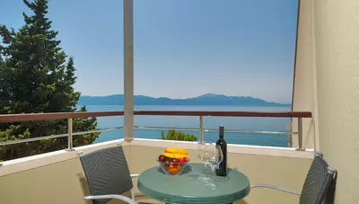 Chorvátsko - Gradac - Hotel Sausade - izba Standard - balkón s posedením Chorvátsko - Gradac - Hotel Sausade - izba Standard - balkón s posedením