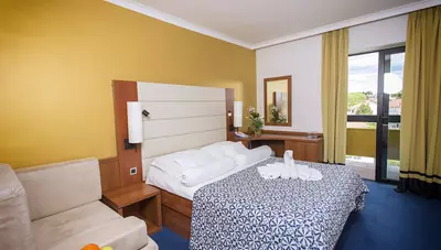 Chorvátsko - Biograd na Moru - hotel Ilirija - izba balkón park strana Chorvátsko - Biograd na Moru - hotel Ilirija - izba balkón park strana