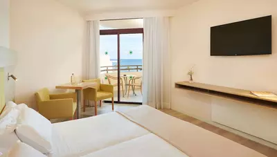 Mallorca - Cala Millor - hotel Sabina Playa - izba bočne orientovaná na morskú stranu