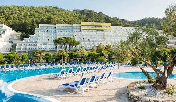 Chorvátsko - Istria - Rabac - hotel Mimosa - pohľad hotel s bazénom