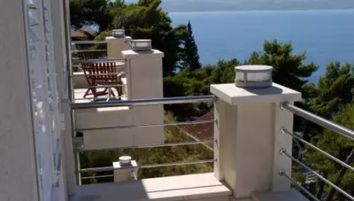 Chorvátsko - Omiš - Nemira - apartmány Mateo Andrea - balkón s posedením Chorvátsko - Omiš - Nemira - apartmány Mateo Andrea - balkón s posedením