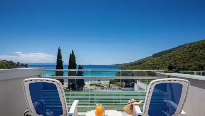 Chorvátsko - Istria - Rabac - hotel Mimosa Lido Palace - izba Deluxe orientovaná na morskú stranu Chorvátsko - Istria - Rabac - hotel Mimosa Lido Palace - izba Deluxe orientovaná na morskú stranu