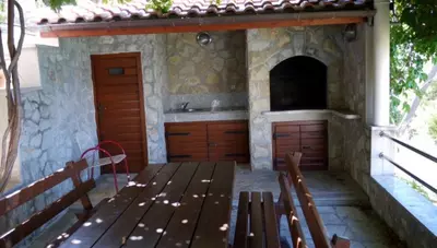 Chorvátsko - Omiš - Nemira - apartmány Mateo Andrea - gril s posedením Chorvátsko - Omiš - Nemira - apartmány Mateo Andrea - gril s posedením