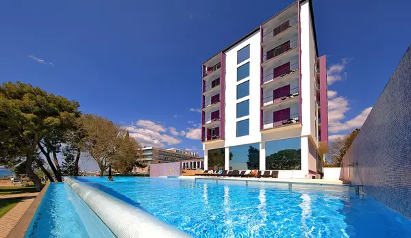 Chorvátsko - Biograd - Biograd na moru - hotel Adriatic - pohľad na hotel