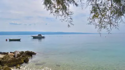 Chorvátsko - Omiš - apartmán Pasa - pláž Chorvátsko - Omiš - apartmán Pasa - pláž