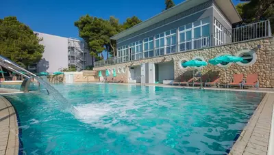 Chorvátsko - ostrov Lišinj - Mali Lošinj - hotel Vespera - bazén