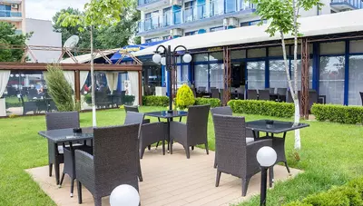 Bulharsko - Slnečné pobrežie - Hotel Palace - posedenie v záhrade Bulharsko - Slnečné pobrežie - Hotel Palace - posedenie v záhrade