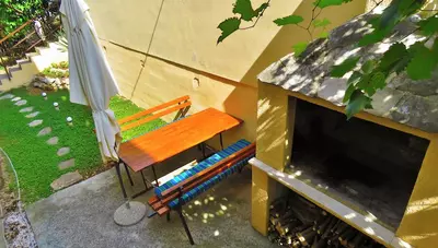 Chorvátsko - Omiš - apartmán Pasa - gril s posedením Chorvátsko - Omiš - apartmán Pasa - gril s posedením