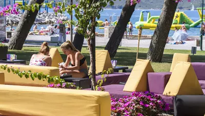 Chorvátsko - Biograd - Biograd na moru - hotel Adriatic - terasa pri pláži Chorvátsko - Biograd - Biograd na moru - hotel Adriatic - terasa pri pláži